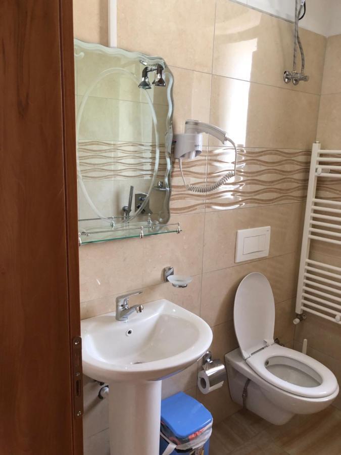 Bujtina Vrenezi Hotel Peshkopi Ngoại thất bức ảnh